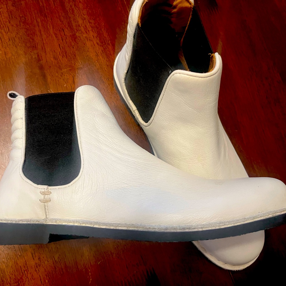 Mens 9.5 leather white Chelsea hipster boots. New